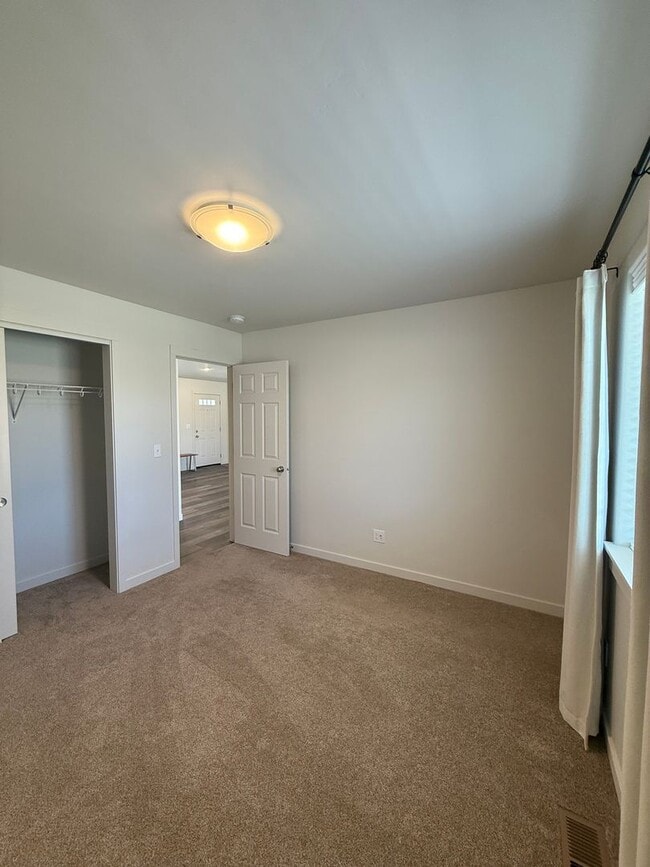 Building Photo - 3 Bedroom, 2 Bathroom Single Family Home!
