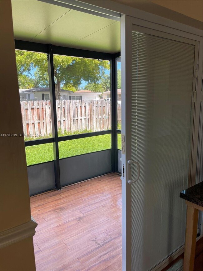 Building Photo - 1325 N 16th Ct