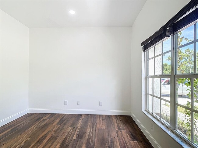 Building Photo - 130 16th Ave NE