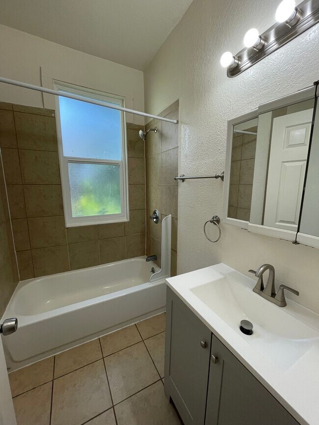 Building Photo - Large Lower Unit - 627 W Grand Ave