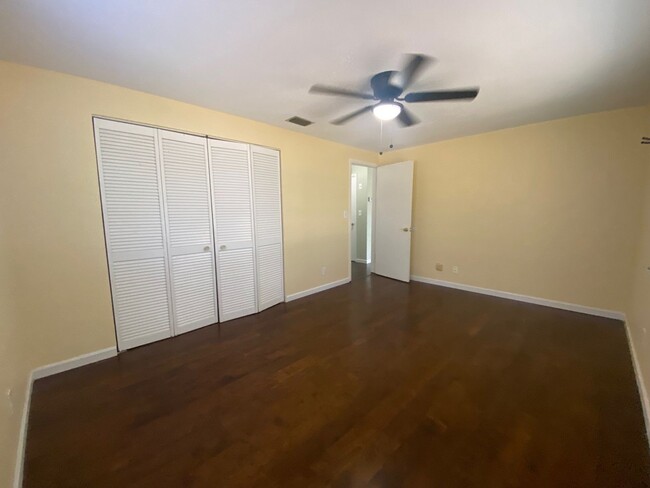 Building Photo - Updated 2 bedroom in South Daytona