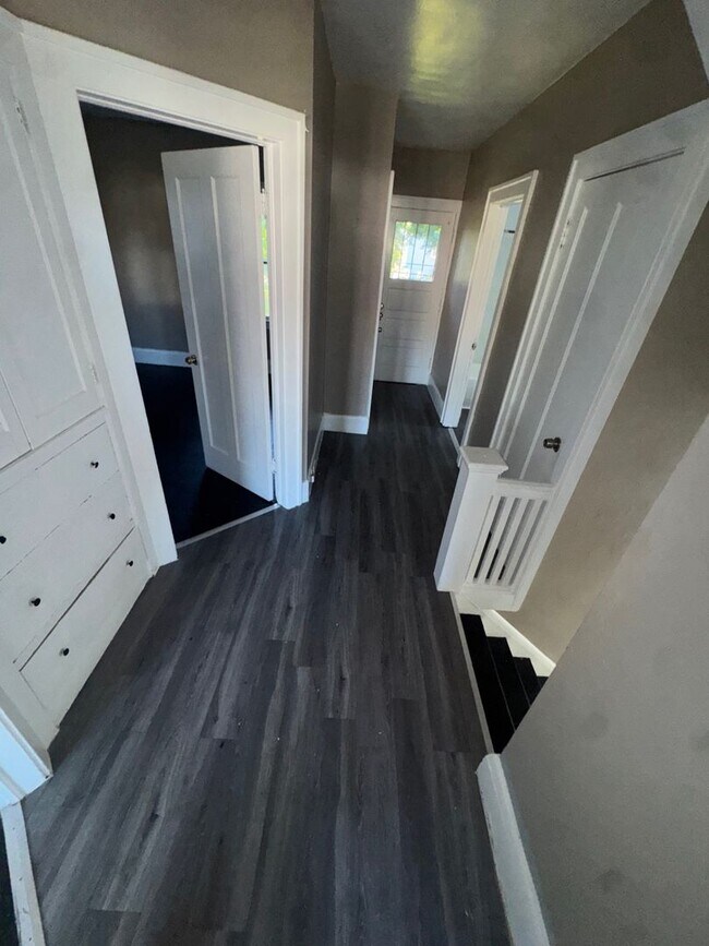 Building Photo - Charming 3-Bedroom Property in Prime Locat...