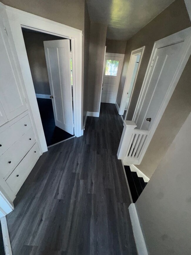 Building Photo - Charming 3-Bedroom Property in Prime Location (SECTION 8 VOUCHERS ACCEPTED)