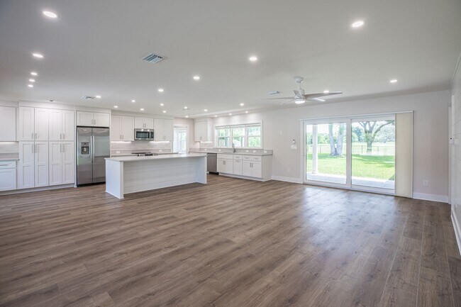Building Photo - 51 Fairway Ln