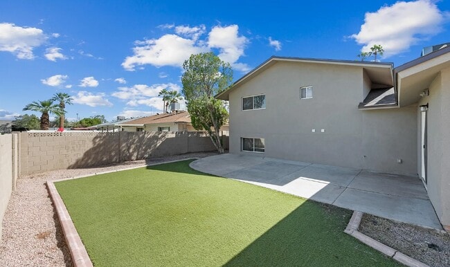 Building Photo - 1720 E Hermosa Dr