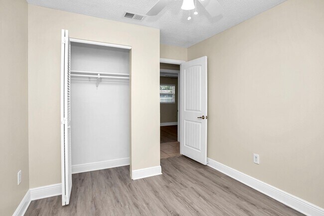 Building Photo - 557 Buckingham Ave