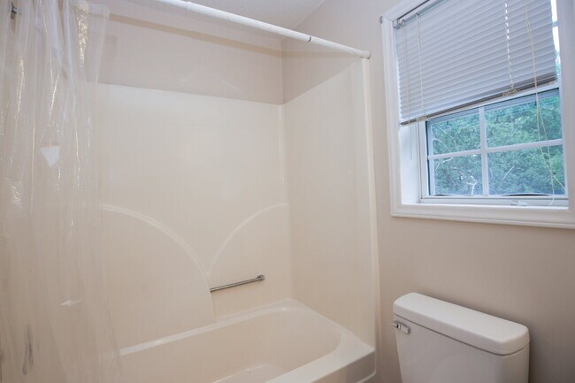 Building Photo - Charming 3 Bedroom, 2,5 Bath home with hug...