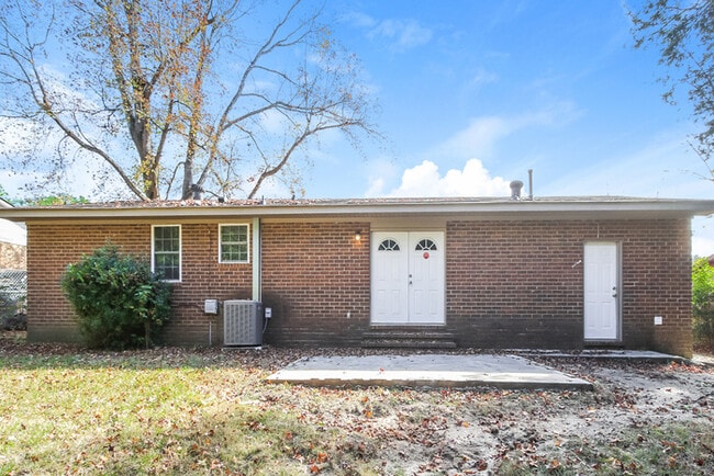 Building Photo - 3 Bedroom Brick Home