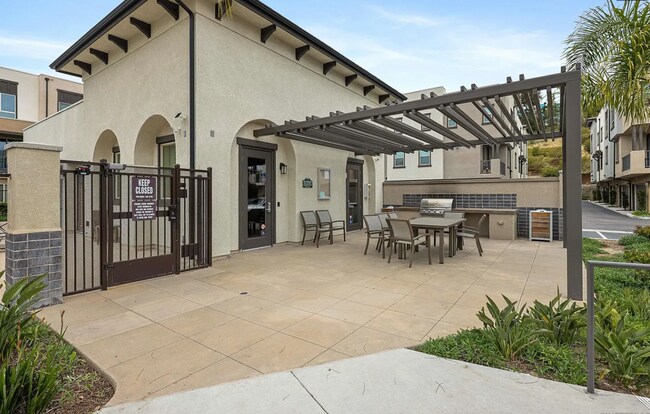Building Photo - 4 Bedroom TownHome in the Skyline Community