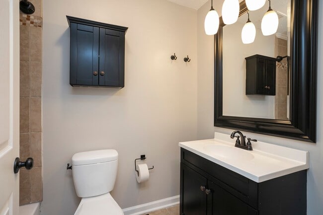 Building Photo - 1143 Bayview Dr