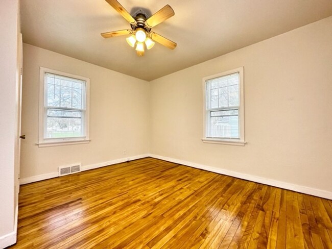 Building Photo - Spacious 3 Bedroom 1 Bath Single Family Ho...