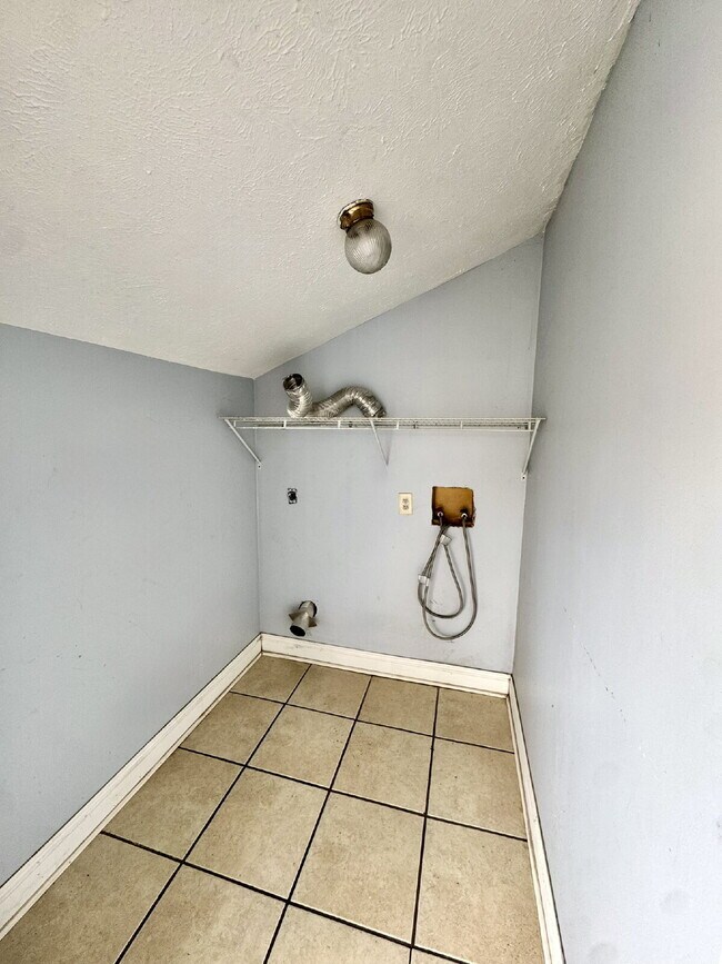 Building Photo - 2nd Floor - 2 Bedroom, 1 Bath in St. Andrews Area