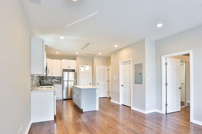 Building Photo - Gorgeous TOP FLOOR 1Bed in Logan Square! Condo Quality! In-Unit Laundry! Central Air!