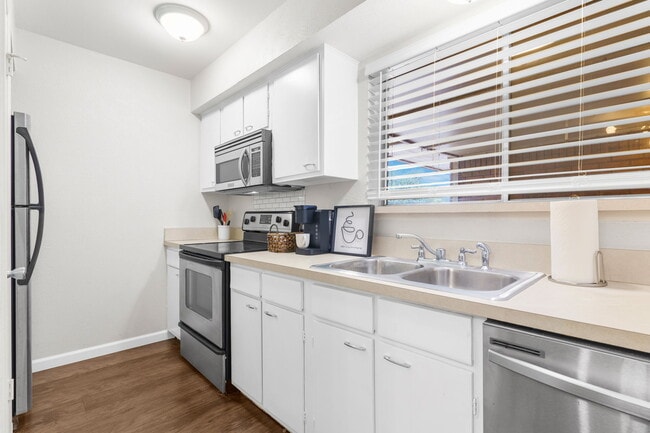 Building Photo - 2800 Escada Dr