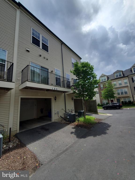 Building Photo - 135 Prado Ln