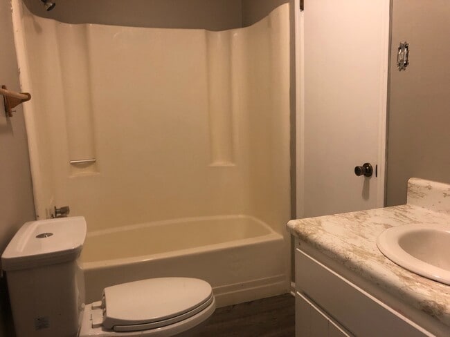 Building Photo - 515 Chateau Dr SE