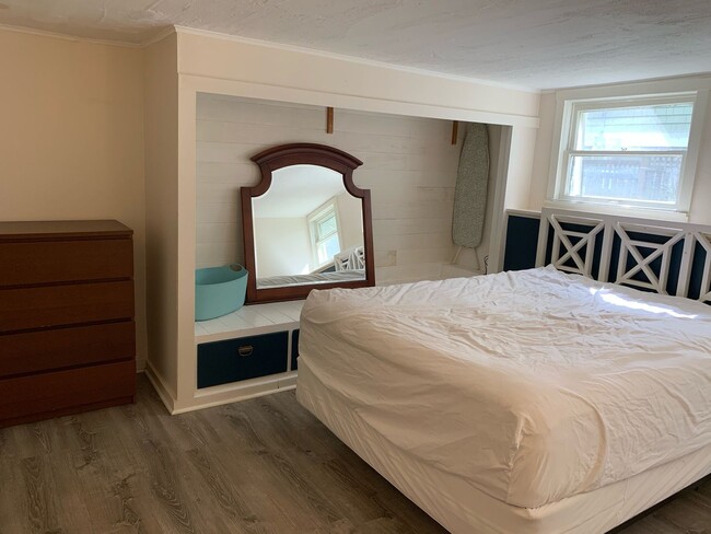 Building Photo - Darling 1 bedroom, 1 bath in the heart of Wallingford!