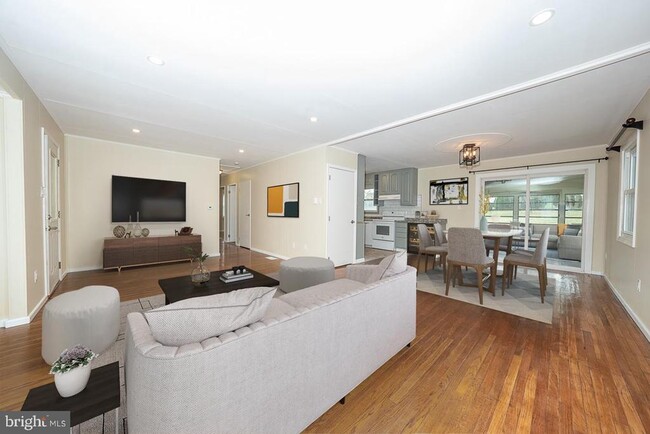 Building Photo - 437 Meadowcroft Rd