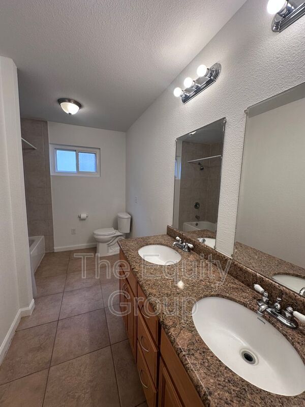 Building Photo - 534 Ash St