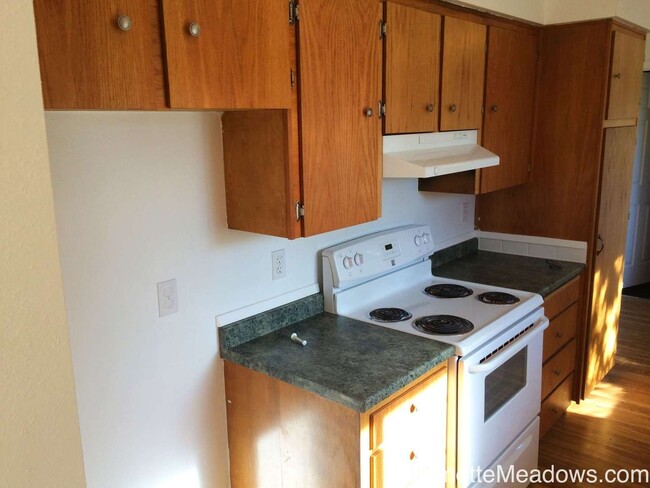 Building Photo - Magnificent 3 Bedrooms, 2 Bathrooms House ...