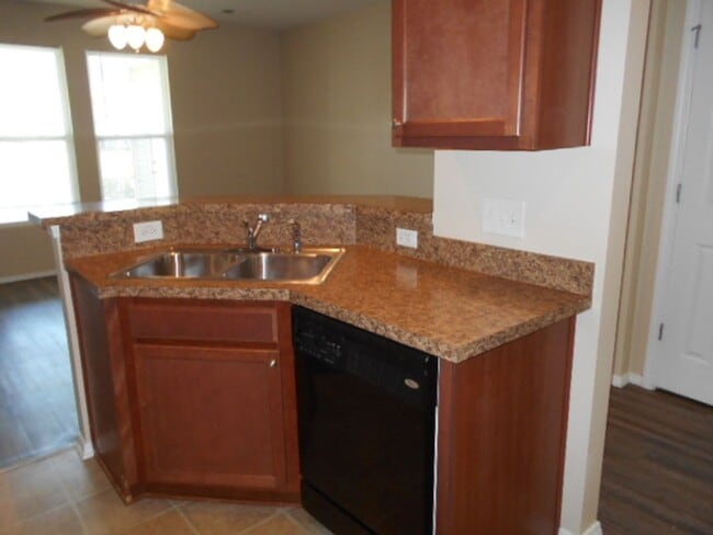Building Photo - 3 bedroom, 3 bath townhome in Kiskadee Parke