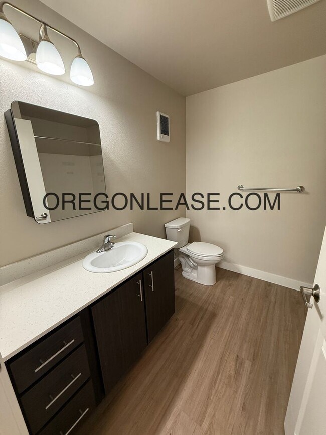 Building Photo - Newer 2-Bedroom Apartment located off Jasper rd in South Springfield