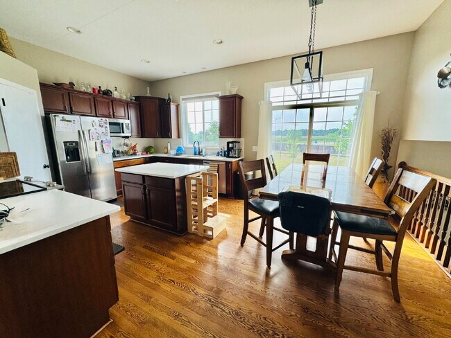 Building Photo - Spacious 4-Bed Shakopee Gem with Granite Finishes & Finished Basement
