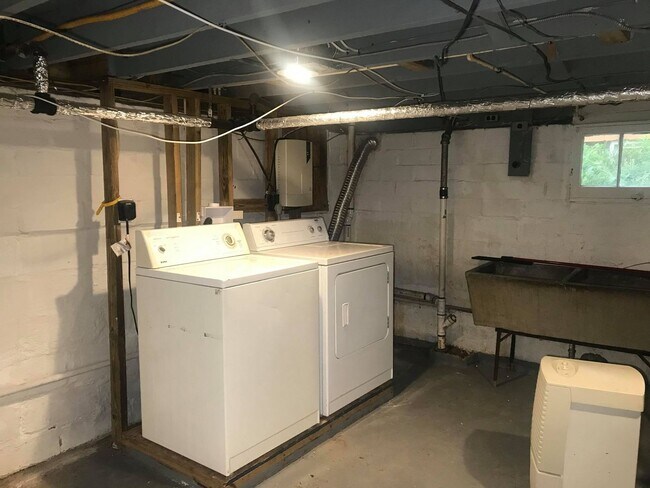 Building Photo - Charming 3 Bedroom/ 1 Bathroom Home in Dundalk, MD!