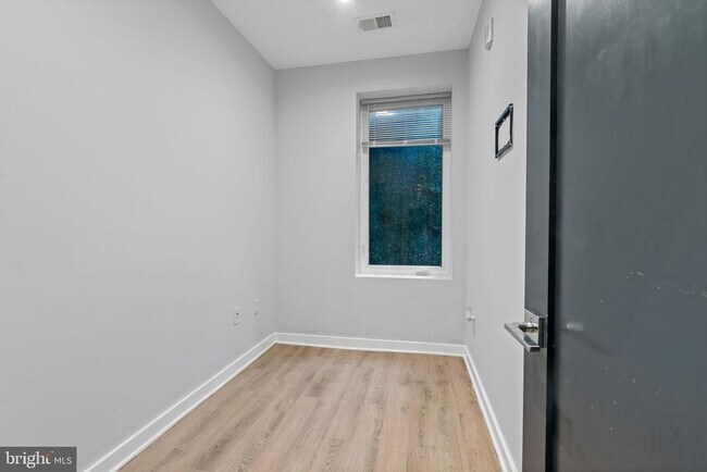 Building Photo - 721 Kennedy St NW