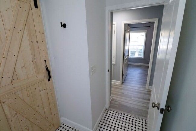 Building Photo - Newly renovated first floor condo! 2 bedrooms