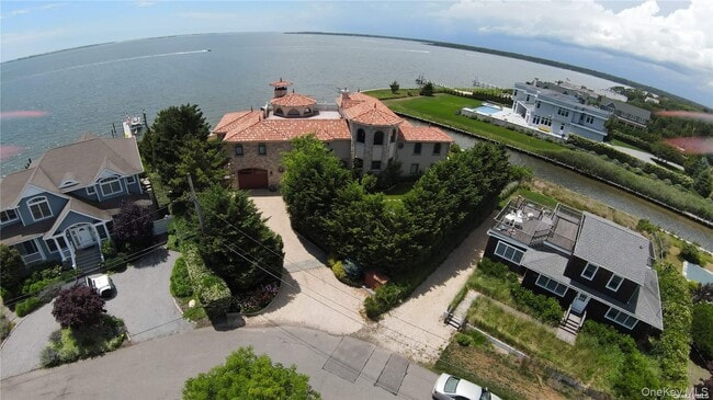 Building Photo - 13 Seatuck Ln