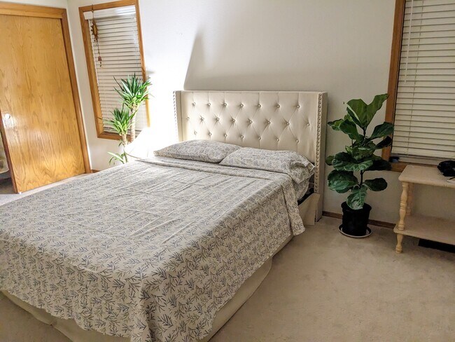 Building Photo - 7548 SE Hacienda St