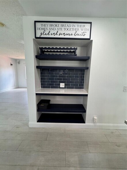 Building Photo - 7481 Santa Monica Dr