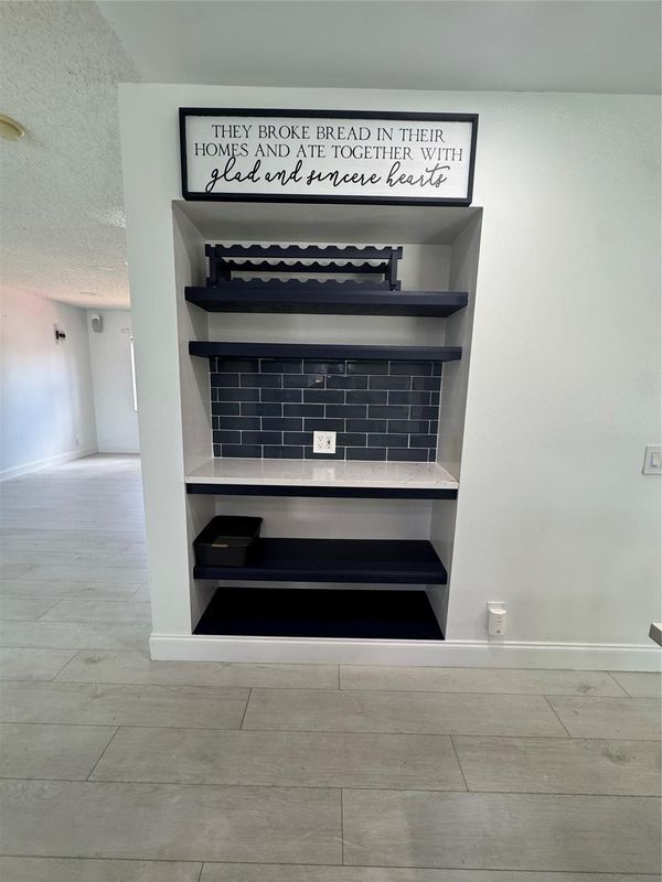 Building Photo - 7481 Santa Monica Dr