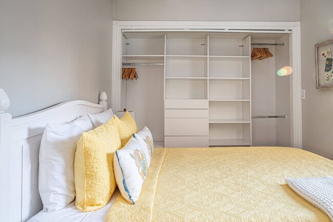 Building Photo - 628 W Schubert Ave