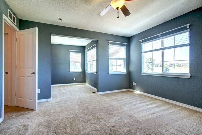 Building Photo - Rare Sapphire Pointe 2 bed townhome for le...
