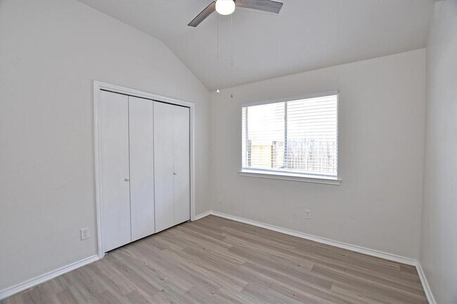 Building Photo - 1705 Laurel Ln