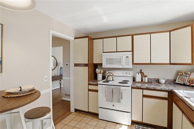 Building Photo - 37 Oakmount Dr