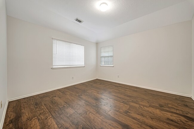 Building Photo - 33127 Cottonwood Bend