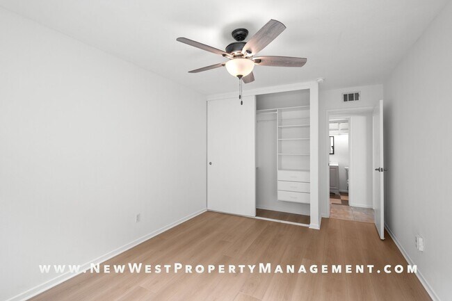 Building Photo - Recently Refreshed Point Loma 2-Bedroom at Baycrest! Small Pet OK! Available Now!