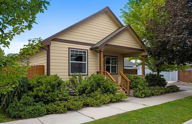 Building Photo - Gorgeous 4 Bed / 3 Bath Home on Hermione Lane!