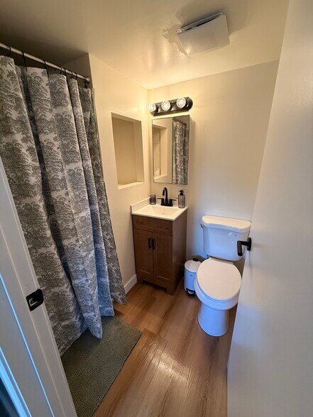 Building Photo - 1295 Foothill Dr