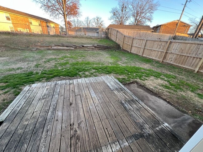 Building Photo - Nice 3 Bed 2 Bath 2 Car Garage Home, Total Electric