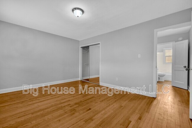 Building Photo - 4310 Roberton Ave