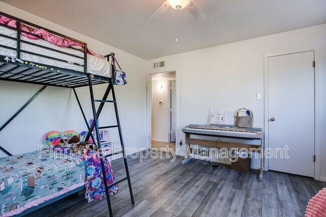 Building Photo - 1510 Loop Dr