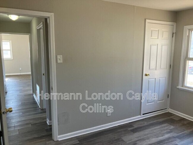 Building Photo - 9840 Medford Dr