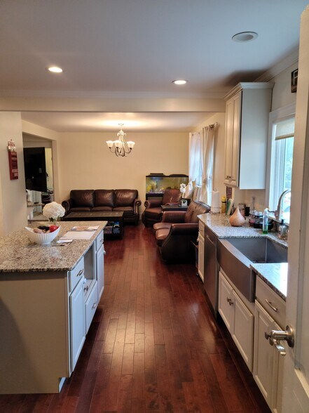 Building Photo - 183 Main St