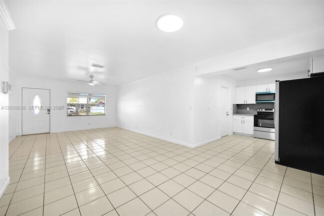 Building Photo - 304 SW 77th Ave