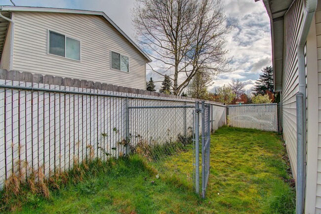 Building Photo - Fisher's Landing Single Level Home