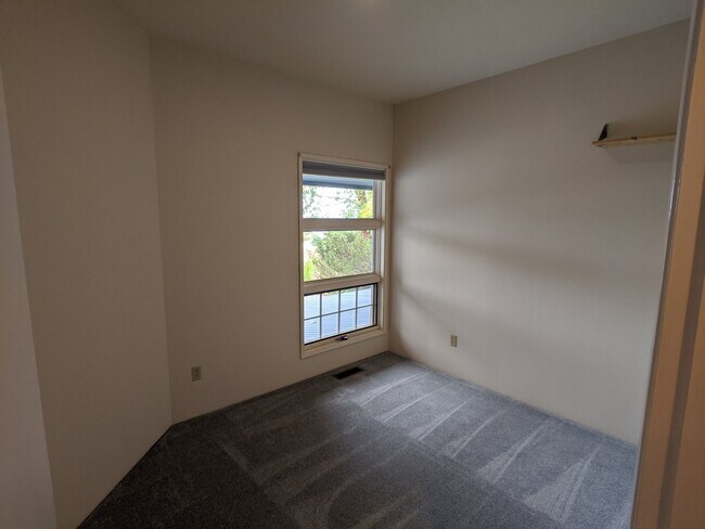 Building Photo - 3 bed 3 bath on 4.8 acres w/ beautiful wat...